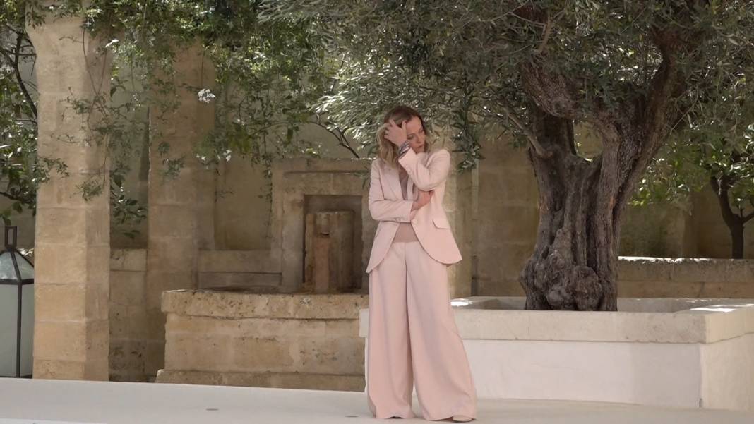 İtalya Başbakanı Meloni, Biden'ı beklerken sıkıldı; telefonu elinden düşüremedi 2